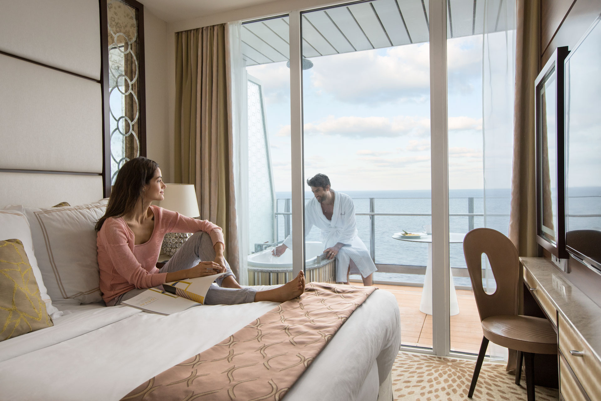 images/Ship photos/Reflection 水映號/1a_CEL_RF_Signature_Suite_Bedroom_3_edited.jpg